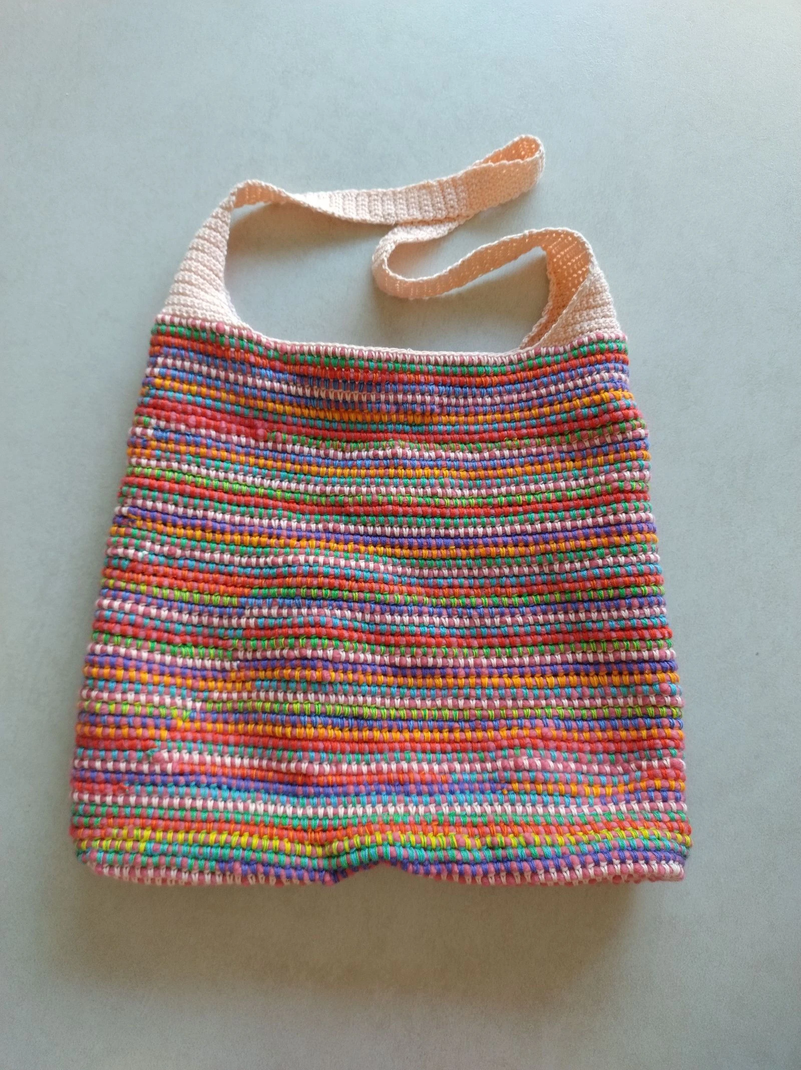Bolso de hombro hecho a mano con ganchillo en colores del arcoíris – photo 3